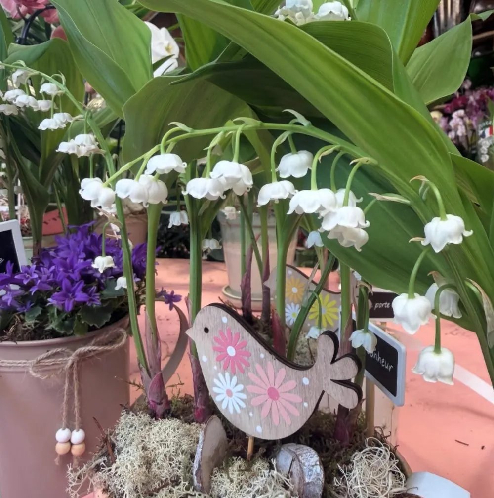 Muguet en cache-pot avec oiseau décoratif