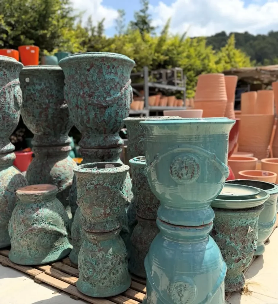 Pots émaillés bleu canard en exposition