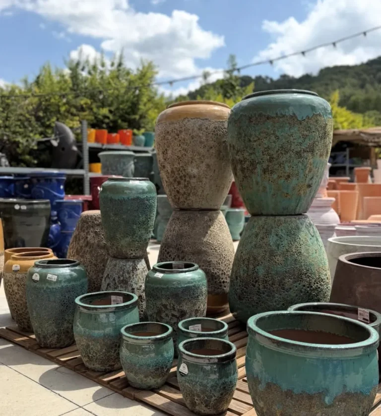 Pots émaillés empilés en jardinerie